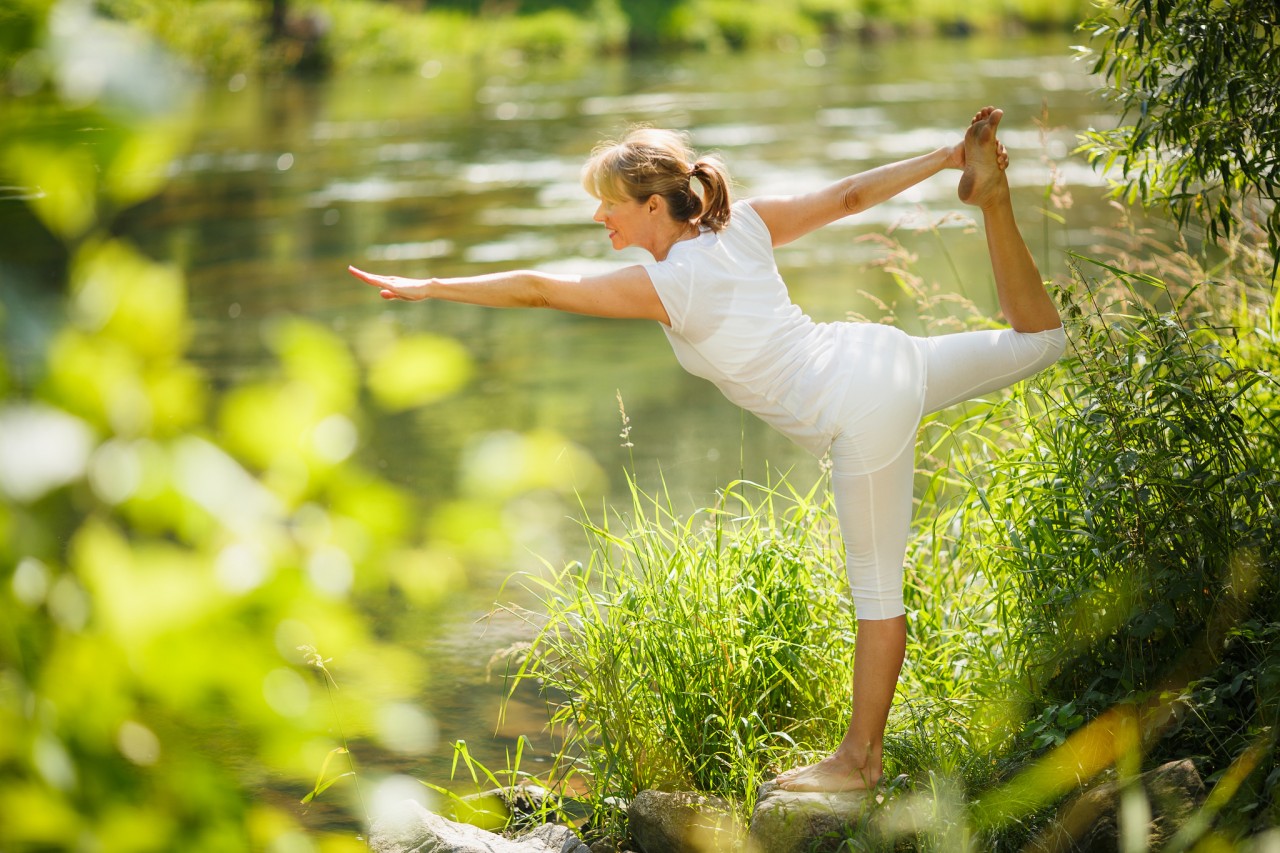 Lunární jóga u řeky cvik tanečnice zlepšuje odvahu, rovnováhu, bolesti kolen a zad